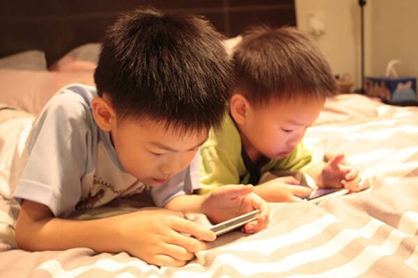 Trẻ nghiện màn hình: Nỗi lo của mẹ bỉm thời 4.0 & Giải pháp