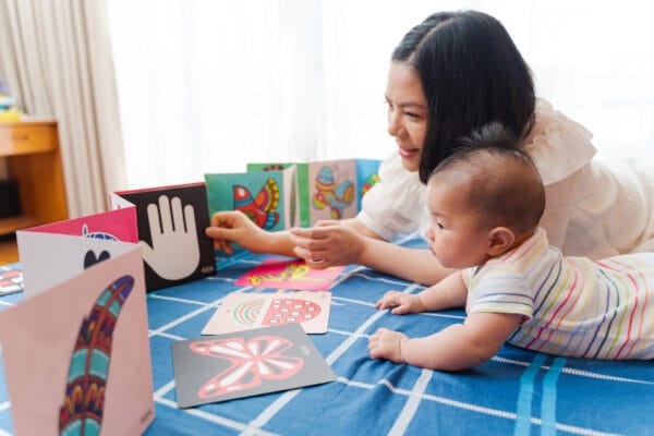 Trẻ sơ sinh nhìn được những màu gì? Có nên mua quá nhiều đồ chơi sặc sỡ?