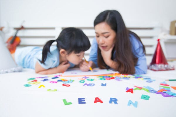 Trẻ chậm phát triển ngôn ngữ: Dấu hiệu sớm cha mẹ hay bỏ qua