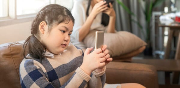 Trẻ lệ thuộc màn hình sớm: Dấu hiệu và cách giúp con học không cần điện thoại