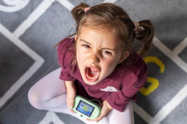 Trẻ dễ cáu gắt, khó hợp tác: Có phải do thiếu giáo dục cảm xúc từ sớm?