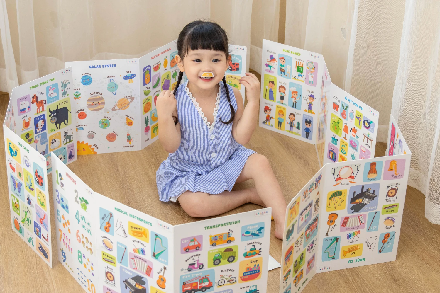 Bảng gấp thông thái với hình ảnh hấp dẫn và từ vựng song ngữ cho trẻ quan sát 
