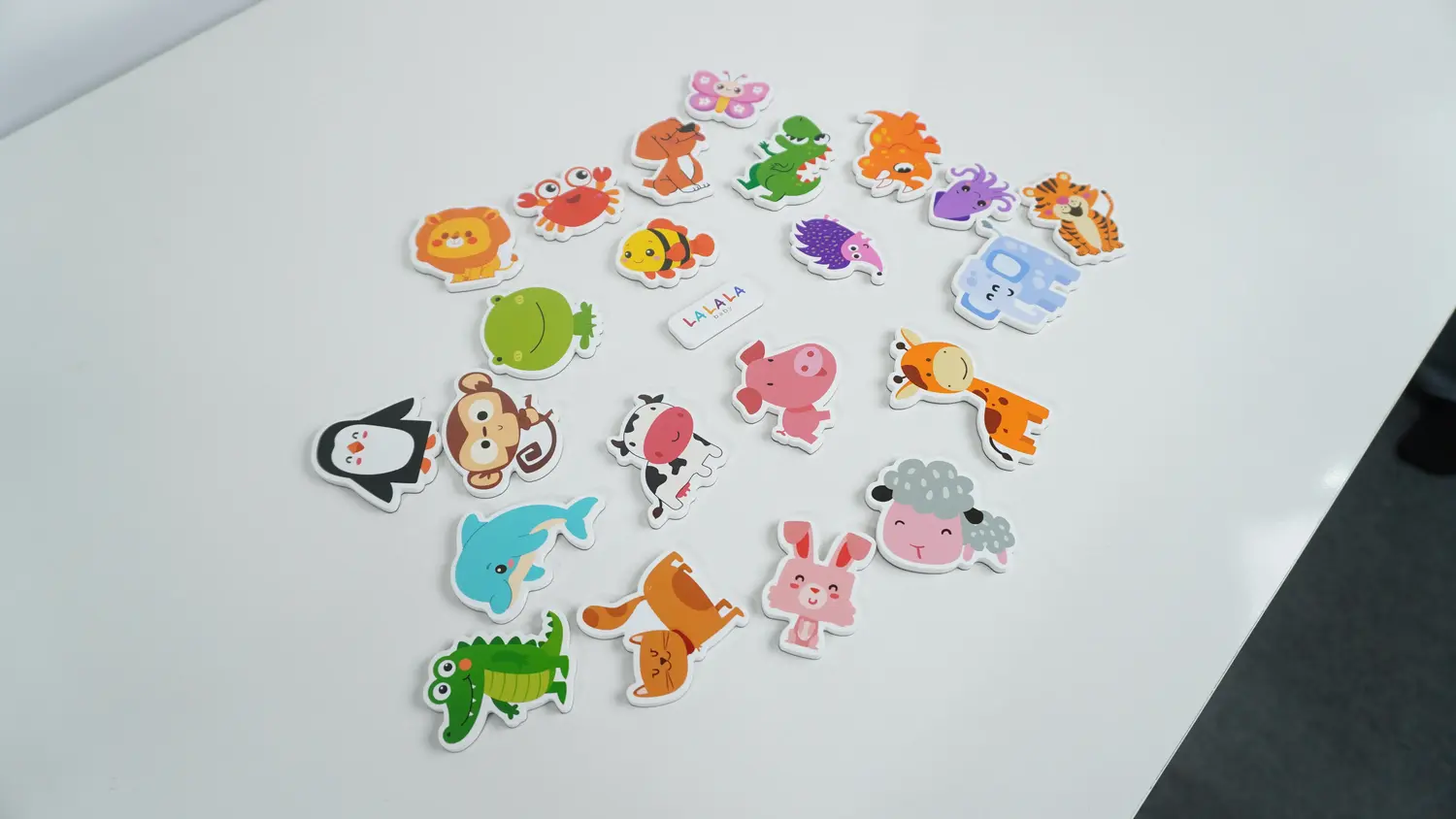 Trẻ 1-3 tuổi nên ưu tiên đồ chơi có nhiều chi tiết để cầm nắm, hình ảnh trực quan và màu sắc sinh động