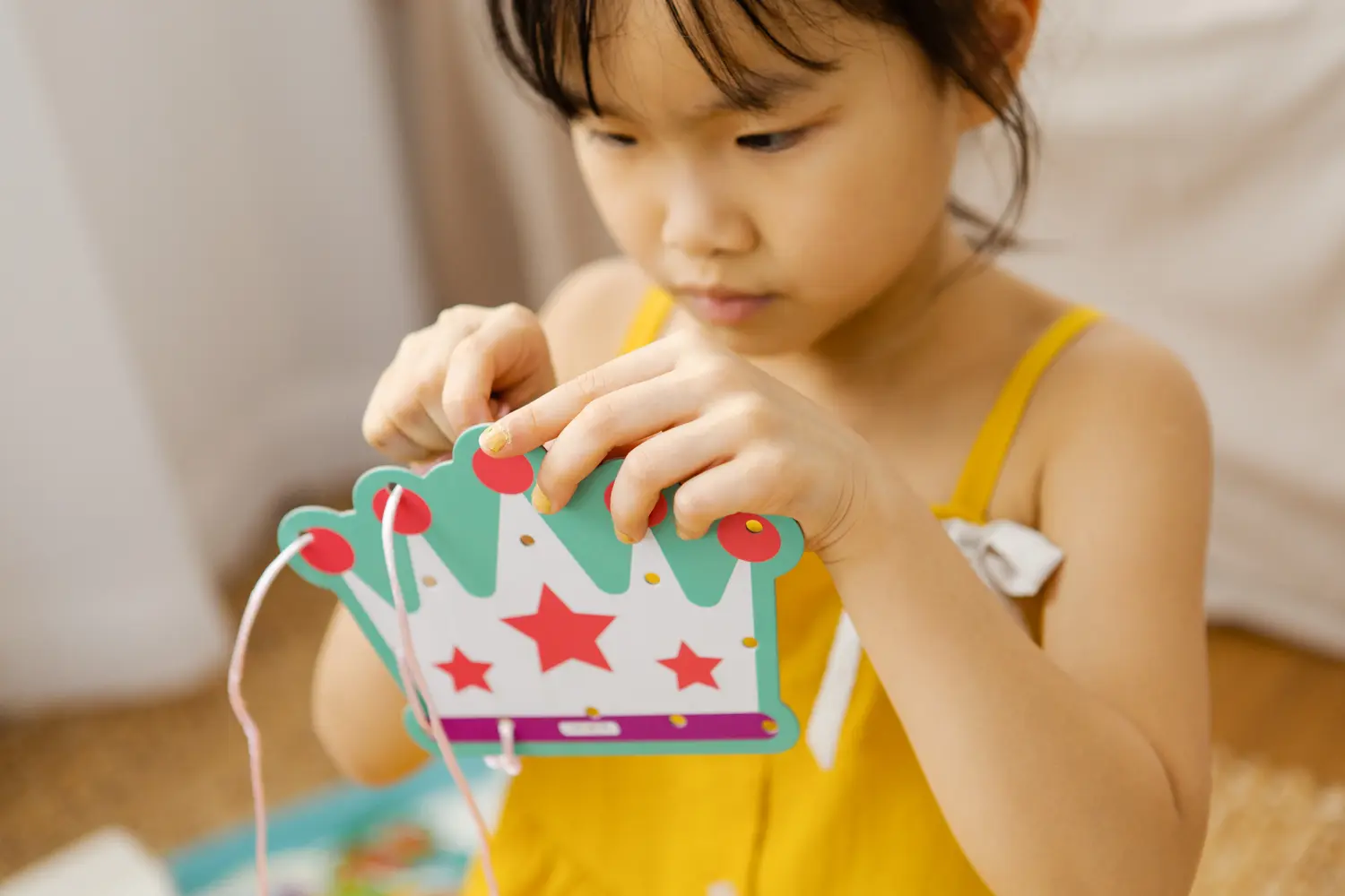 Đồ chơi xỏ dây giúp trẻ rèn luyện sự khéo léo của đôi tay và khả năng phối hợp tay - mắt