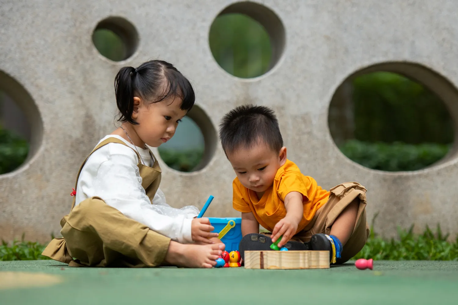 Bé 1 tuổi có thể chơi cùng anh chị em những trò chơi với thiết kế đơn giản