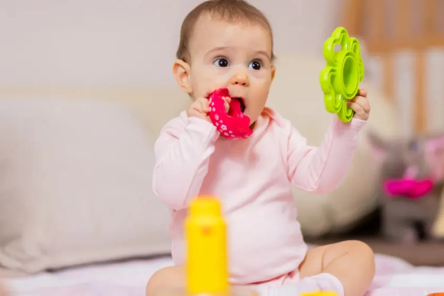 Trẻ em rất dễ hóc đồ chơi khi cho vào miệng