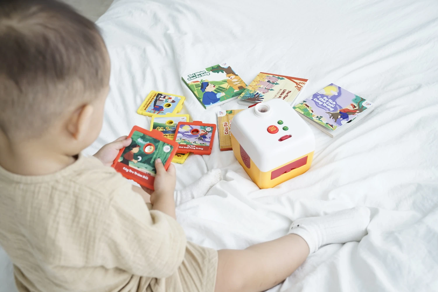 Đồ chơi Máy chiếu kể chuyện vừa chiếu phim vừa kể chuyện cổ tích giúp bé phát triển ngôn ngữ