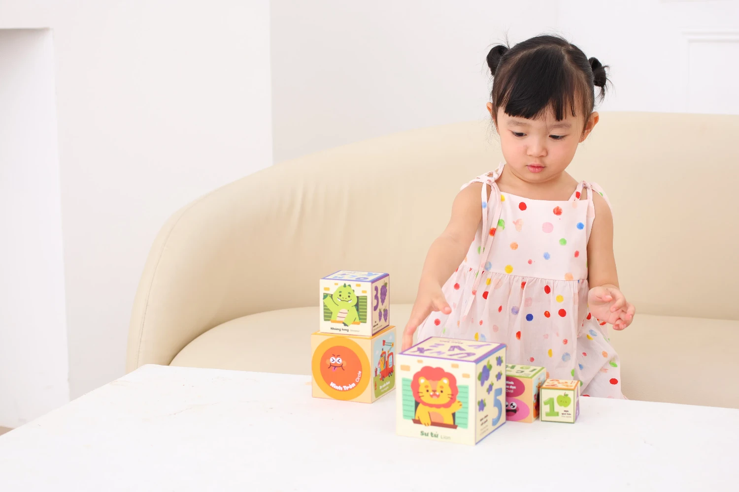 Đồ chơi xếp chồng theo phương pháp Montessori giúp trẻ cầm nắm, phân loại và nhận biết hình khối