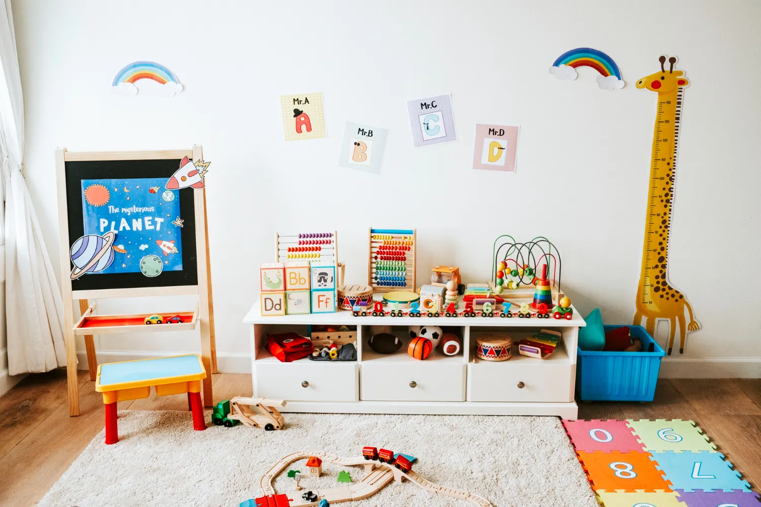 Phương pháp Reggio Emilia khuyến khích ba mẹ tạo ra một không gian mở để bé tự do khám phá và sáng tạo
