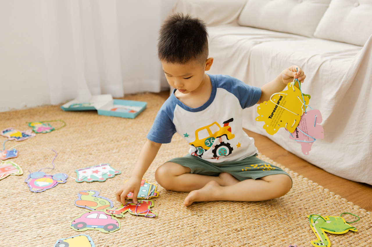 Đồ chơi xỏ dây của Lalala Baby giúp trẻ hoàn thiện sự khéo léo
