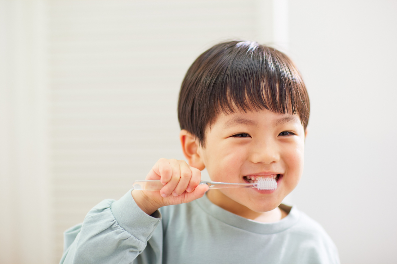 Trẻ có thể rèn luyện vận động tinh thông qua các hoạt động vệ sinh cá nhân hàng ngày
