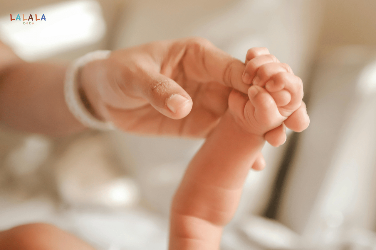 Nắm ngón tay người lớn vừa giúp phát triển vận động tinh vừa gắn kết tình cảm Nắm ngón tay người lớn vừa giúp phát triển vận động tinh vừa gắn kết tình cảm