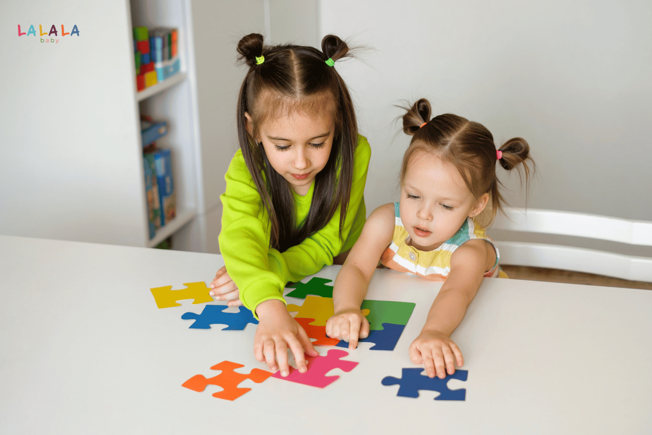 Puzzle không chỉ giúp trẻ thao tác bằng tay mà còn kết hợp khả năng nhận biết hình dạng Puzzle không chỉ giúp trẻ thao tác bằng tay mà còn kết hợp khả năng nhận biết hình dạng
