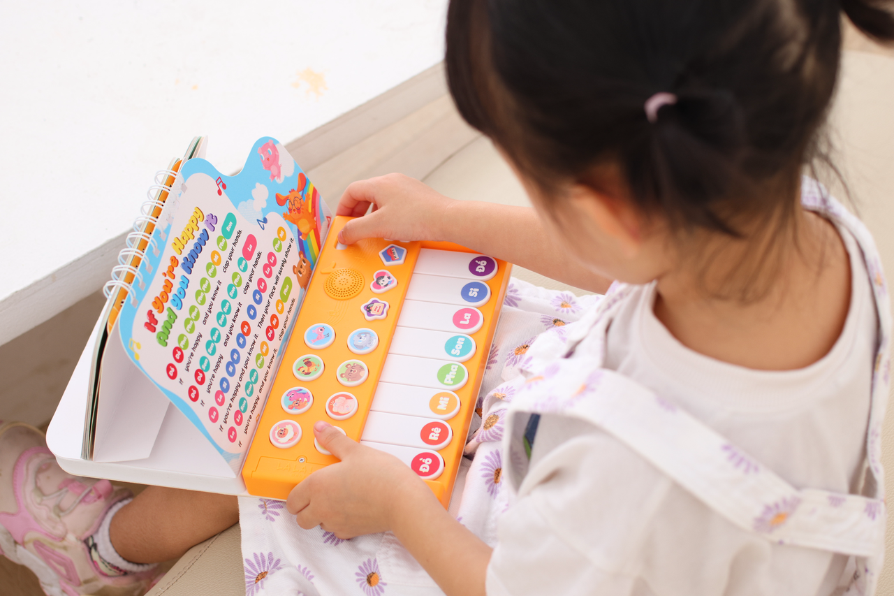 Đánh đàn giúp rèn luyện sự phối hợp giữa các ngón tay