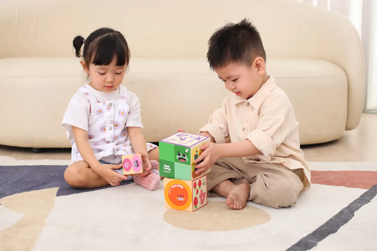 Khối xếp chồng giúp rèn luyện kỹ năng cầm nắm