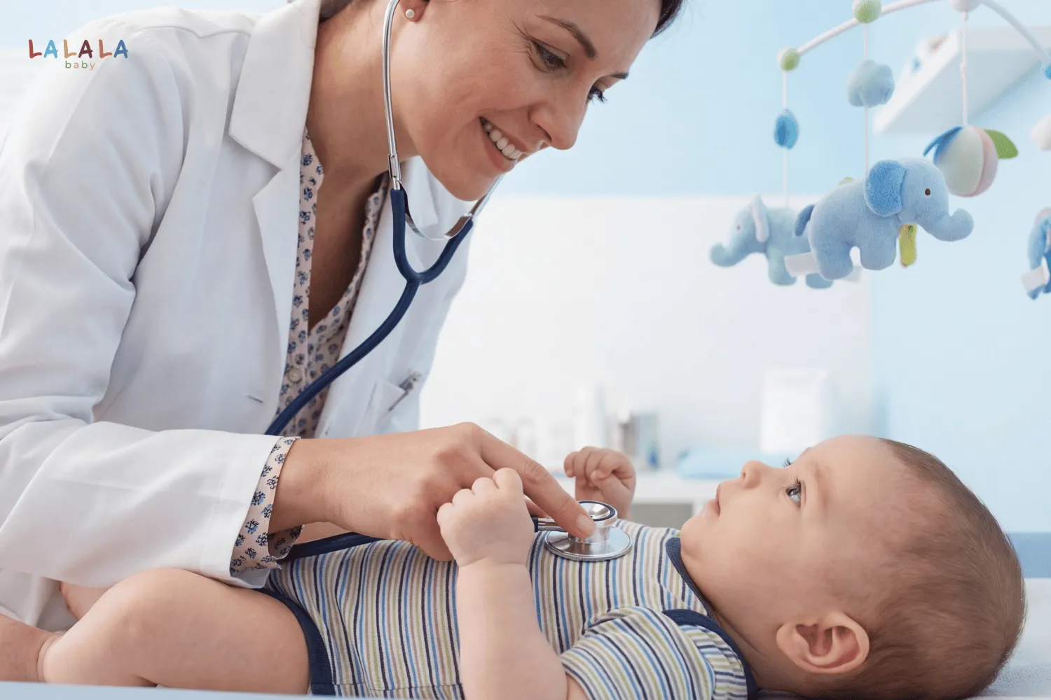 Ba mẹ nên đưa trẻ đi thăm khám nếu có các dấu hiệu rõ rệt