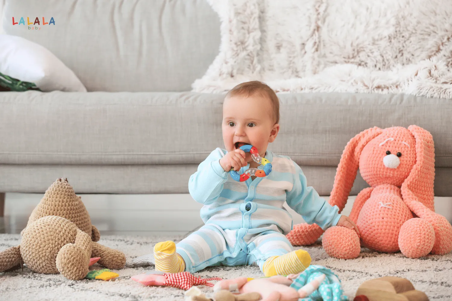 Ba mẹ lựa chọn những món đồ chơi kích thước phù hợp để khuyến khích bé cầm nắm 