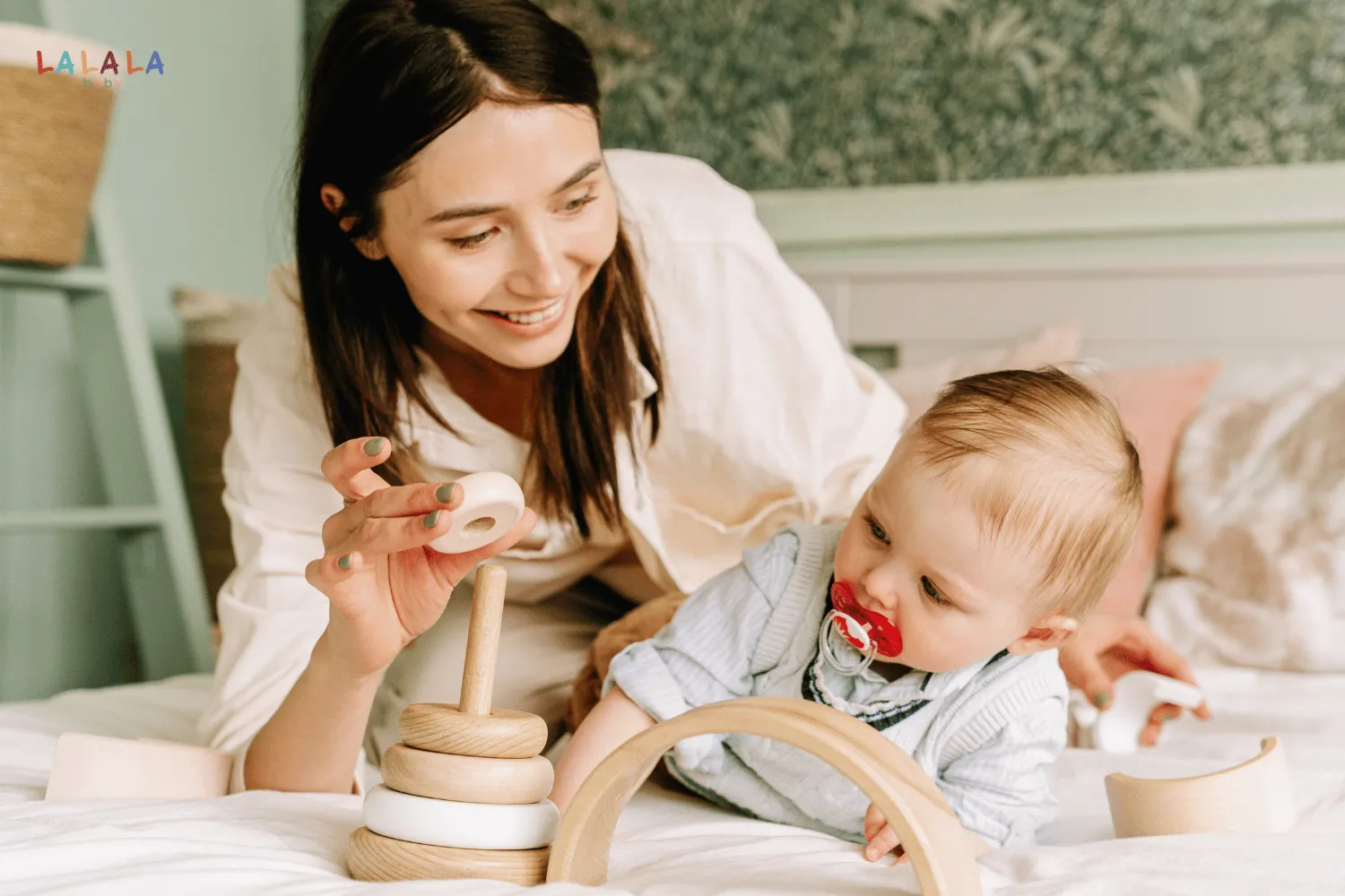 Đưa đồ vật từ các hướng khác nhau để bé hứng thú