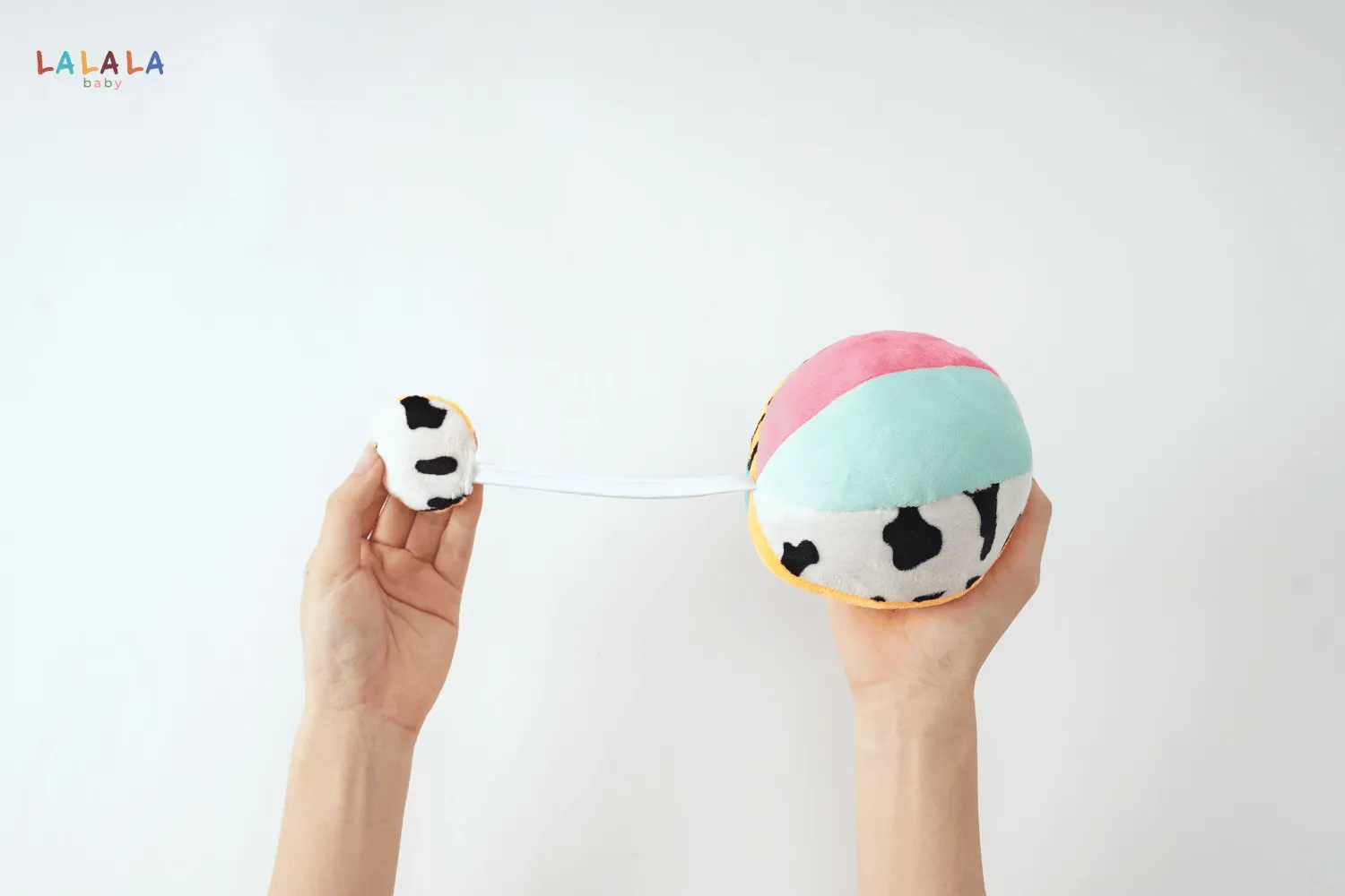 Bóng vải Lalala Baby tạo cơ hội để bé sử dụng cả bàn tay và các ngón tay