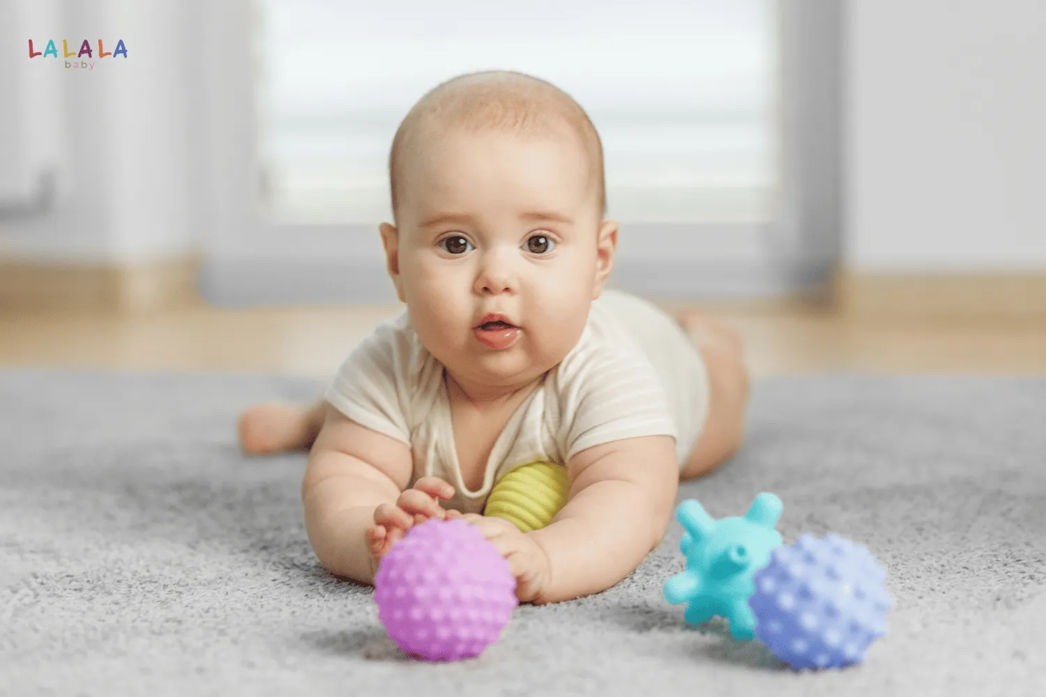 10+ hoạt động giúp bé tập cầm nắm theo 4 giai đoạn phát triển