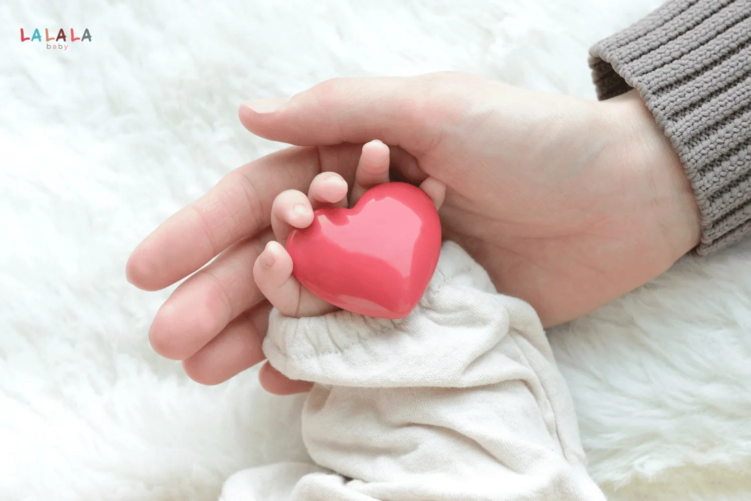 Bé 2 tháng tuổi có thể nắm giữ đồ vật trong chốc lát