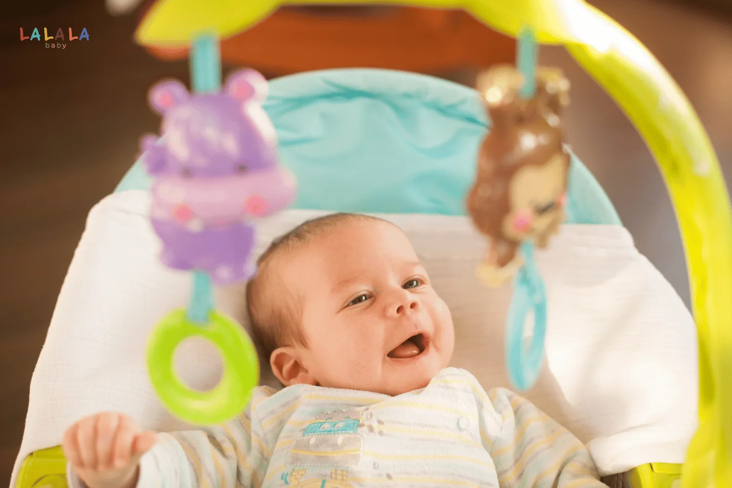 Bé 3 tháng tuổi đã có thể quơ tay với lấy đồ vật