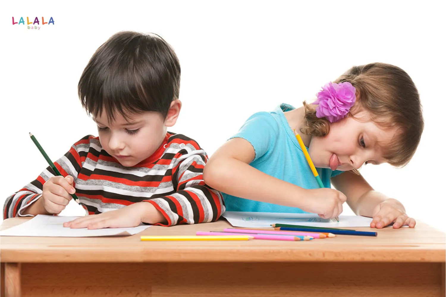 Bé 4 tuổi bắt đầu có thể sao chép các nét và hình cơ bản