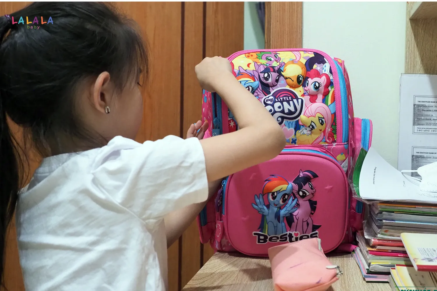 2.6 Tự chuẩn bị và quản lý đồ dùng học tập cũng là cách giúp bé rèn vận động tinh và tính tự lập