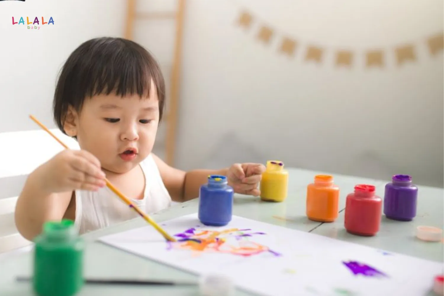 Trẻ có thể bắt đầu sử dụng ngón cái và các ngón còn lại nhiều hơn để giữ và điều khiển dụng cụ vẽ