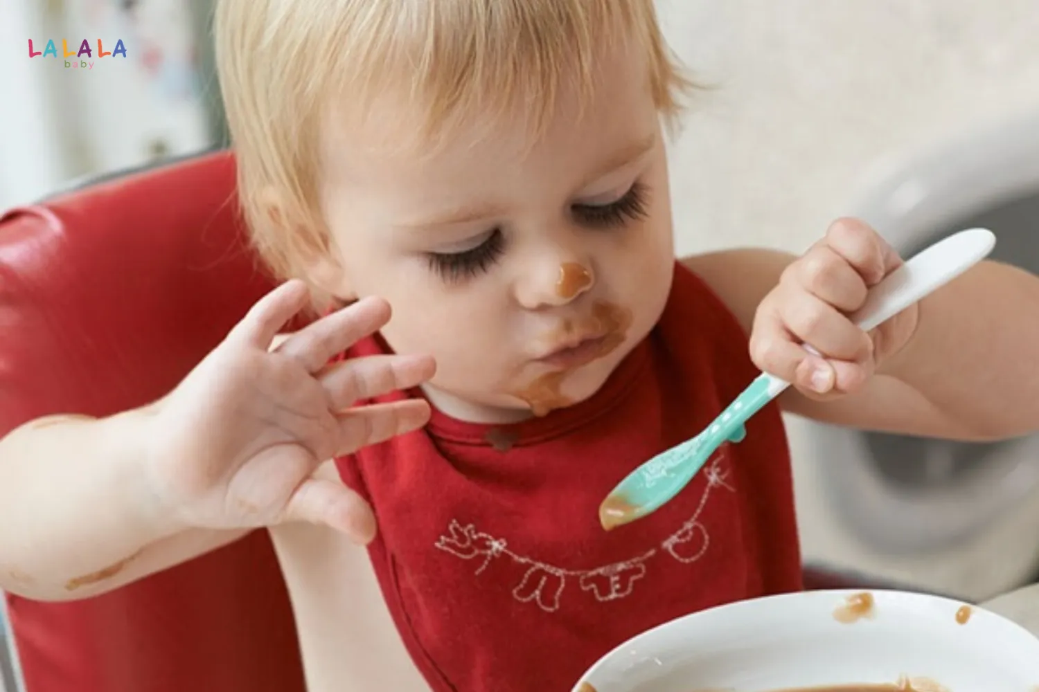 Bé có thể tự xúc thức ăn và sử dụng nĩa
