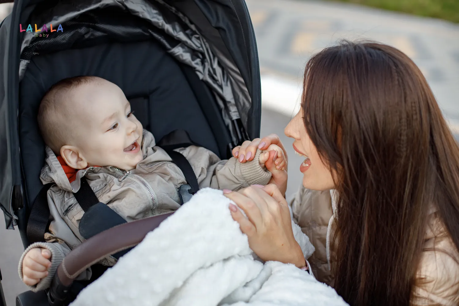Cha mẹ bắt đầu chuyển từ câu hỏi gọi tên sang câu hỏi cần trẻ quan sát và suy nghĩ