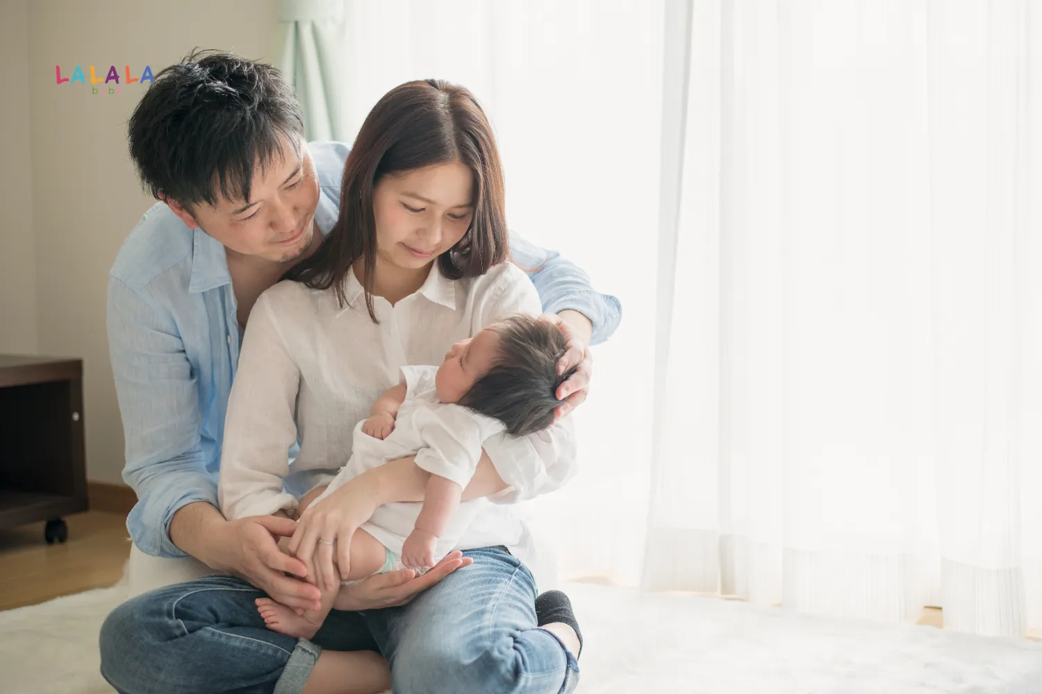 Bắt trước nét mặt cử chỉ của trẻ cũng là một cách tương tác làm nền tảng giao tiếp