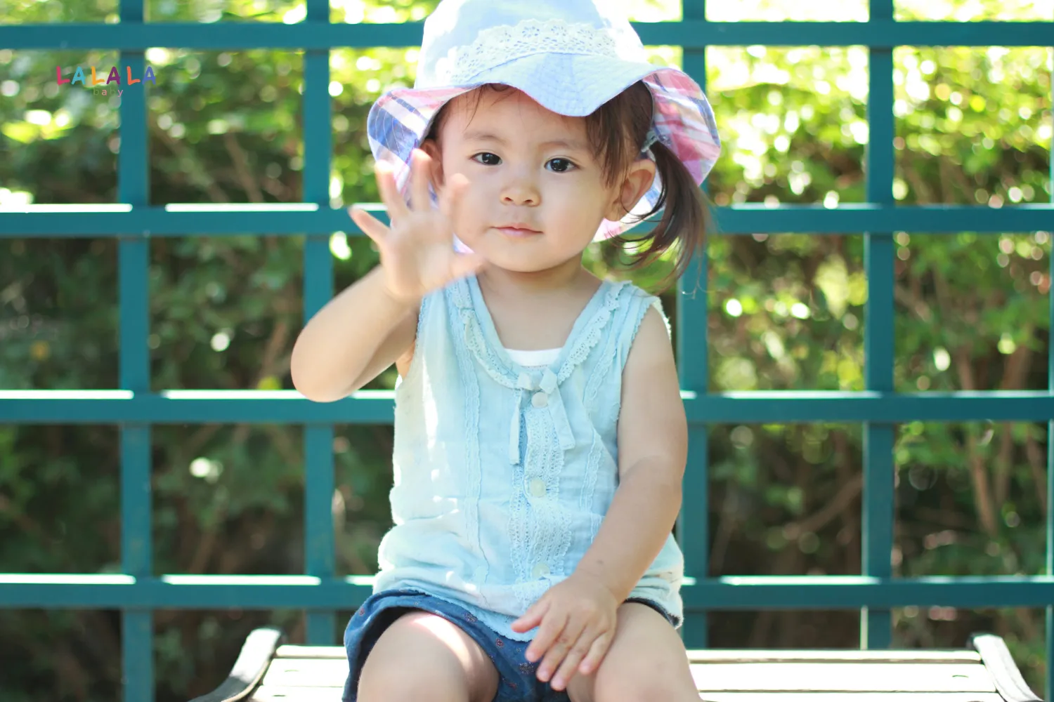 giai đoạn 0-1 tuổi trẻ dần chú ý và phản ứng với giọng nói, âm thanh,...