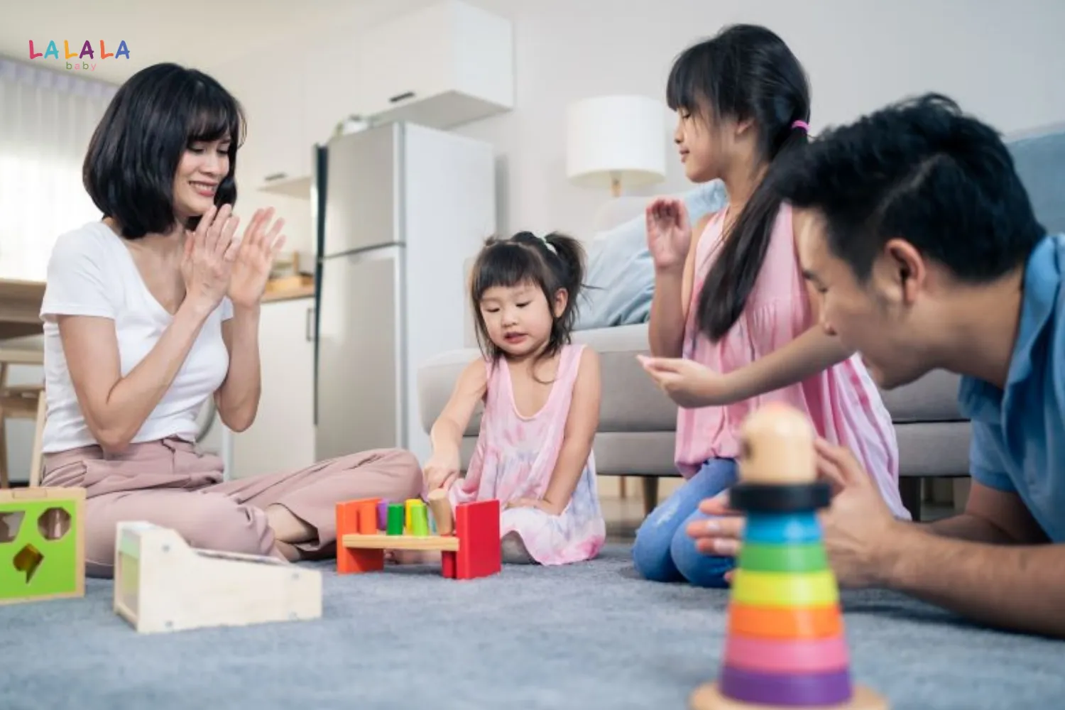 Trẻ khó phối hợp hai tay trong cùng một nhiệm vụ