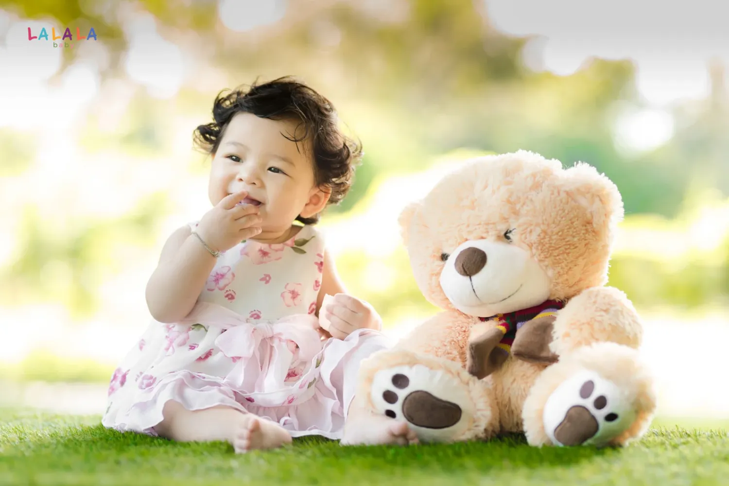 Bé bắt đầu làm quen với tư thế ngồi có hỗ trợ