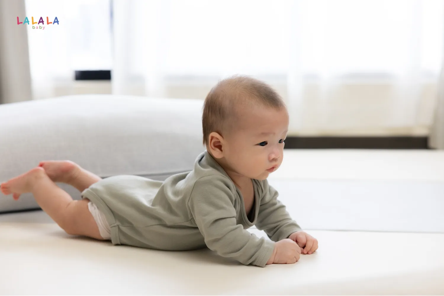 Tummytime là một hoạt động hỗ trợ bé phát triển kỹ năng ngồi