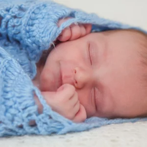 Trẻ sơ sinh cười khi ngủ: 10+ nguyên nhân và biểu hiện ba mẹ cần lưu ý