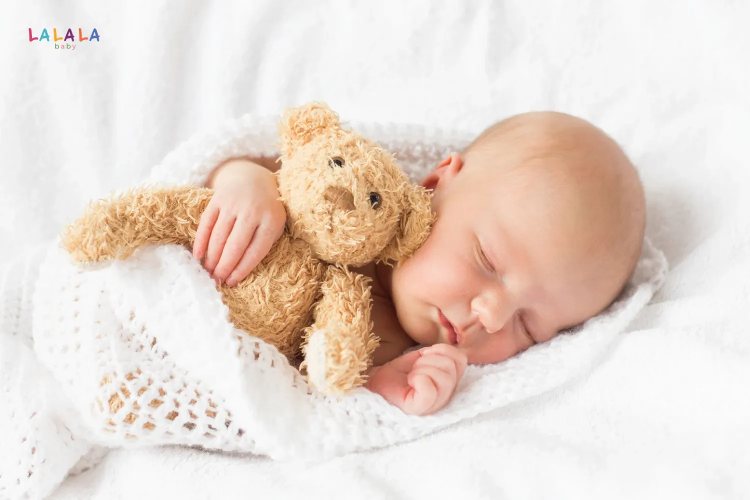 Trẻ sơ sinh cười khi ngủ vì đang có một giấc mơ đẹp