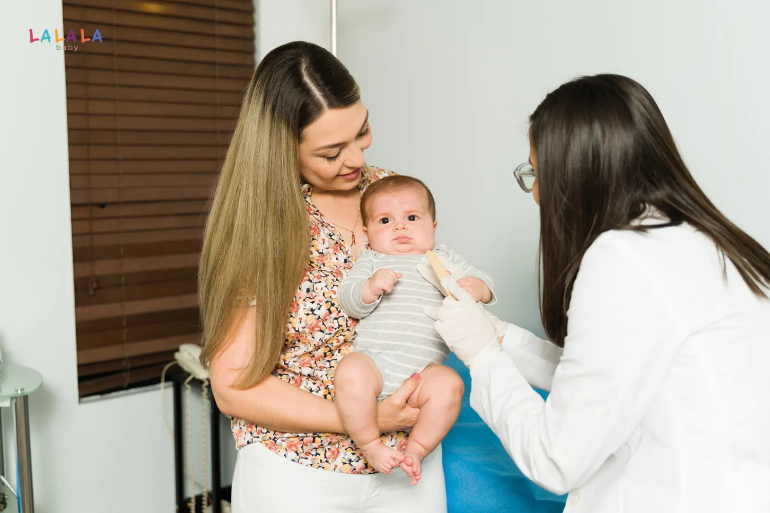 Ba mẹ nên trao đổi với bác sĩ nhi khoa nếu hiện tượng xuất hiện thường xuyên với biểu hiện bất thường