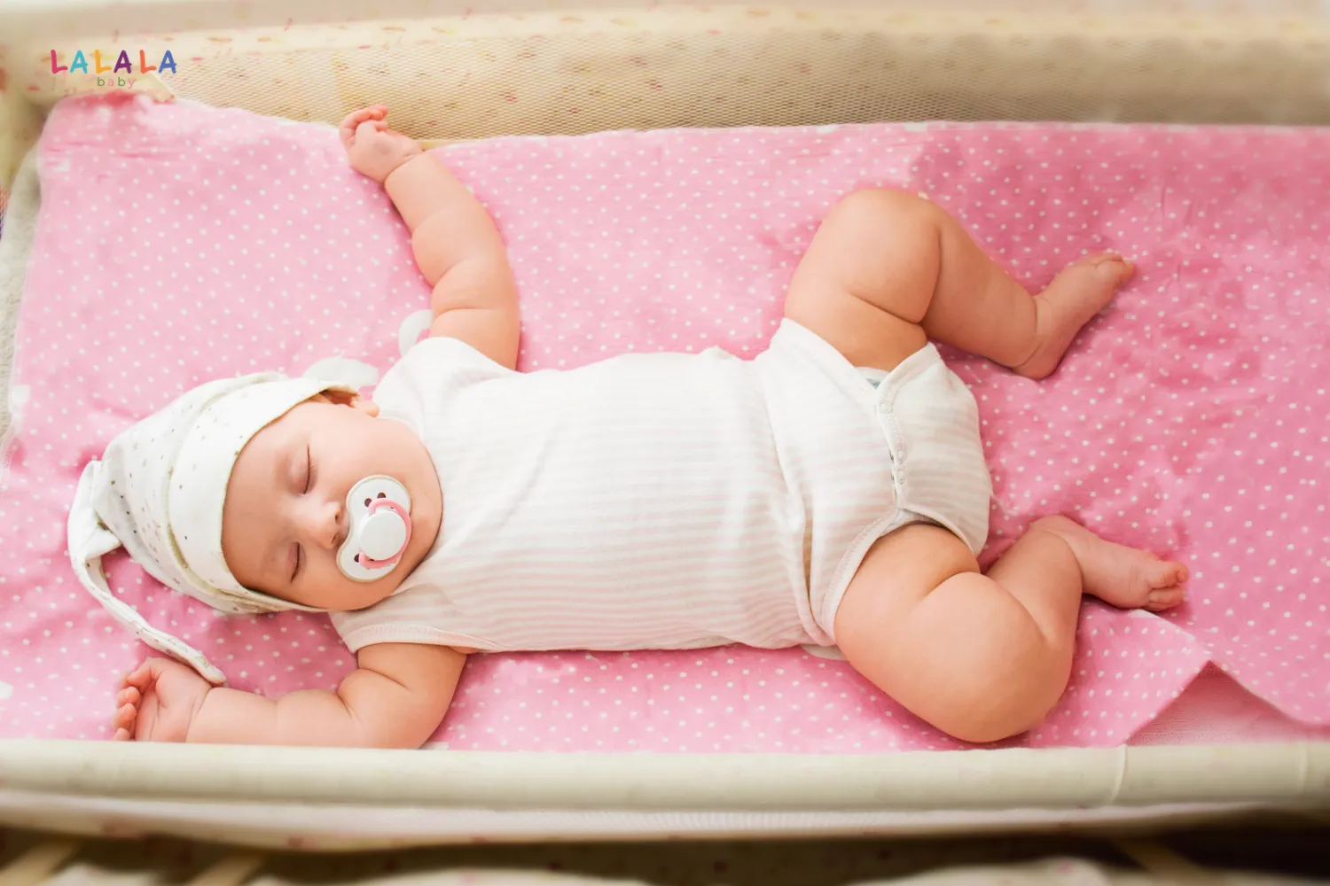 Trẻ sơ sinh đạp chân khi ngủ là hiện tượng sinh lý bình thường