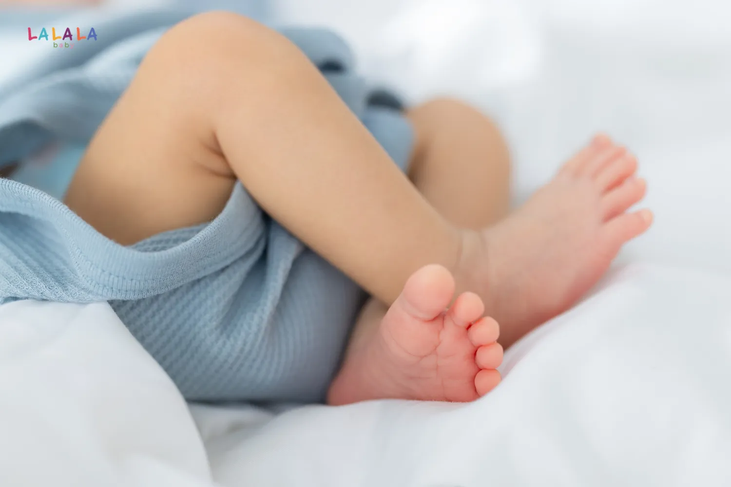 Trẻ đang ở giai đoạn ngủ hoạt động hoặc chuyển trạng thái ngủ