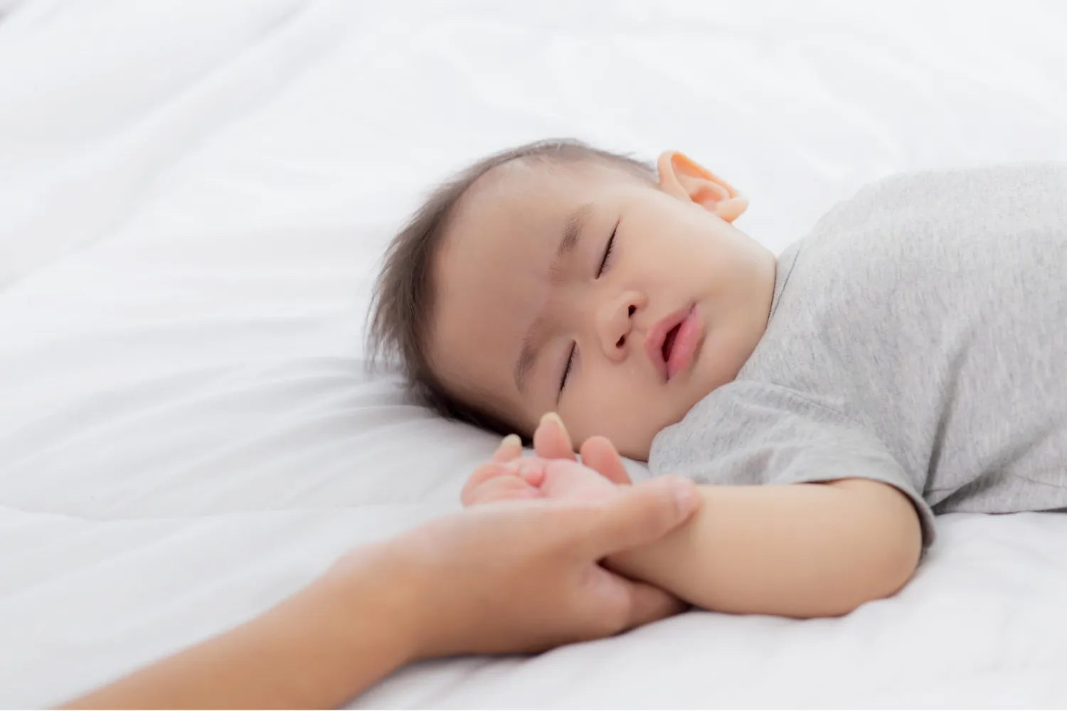 Trẻ đang thức dần và muốn được đáp ứng nhu cầu