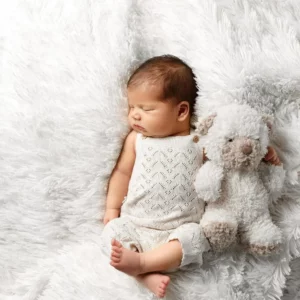 Trẻ 3 Tháng Đạp Chân Tay Liên Tục Khi Ngủ: Bình Thường Hay Bệnh Lý? 10 Lưu Ý Ba Mẹ Cần Chú Ý