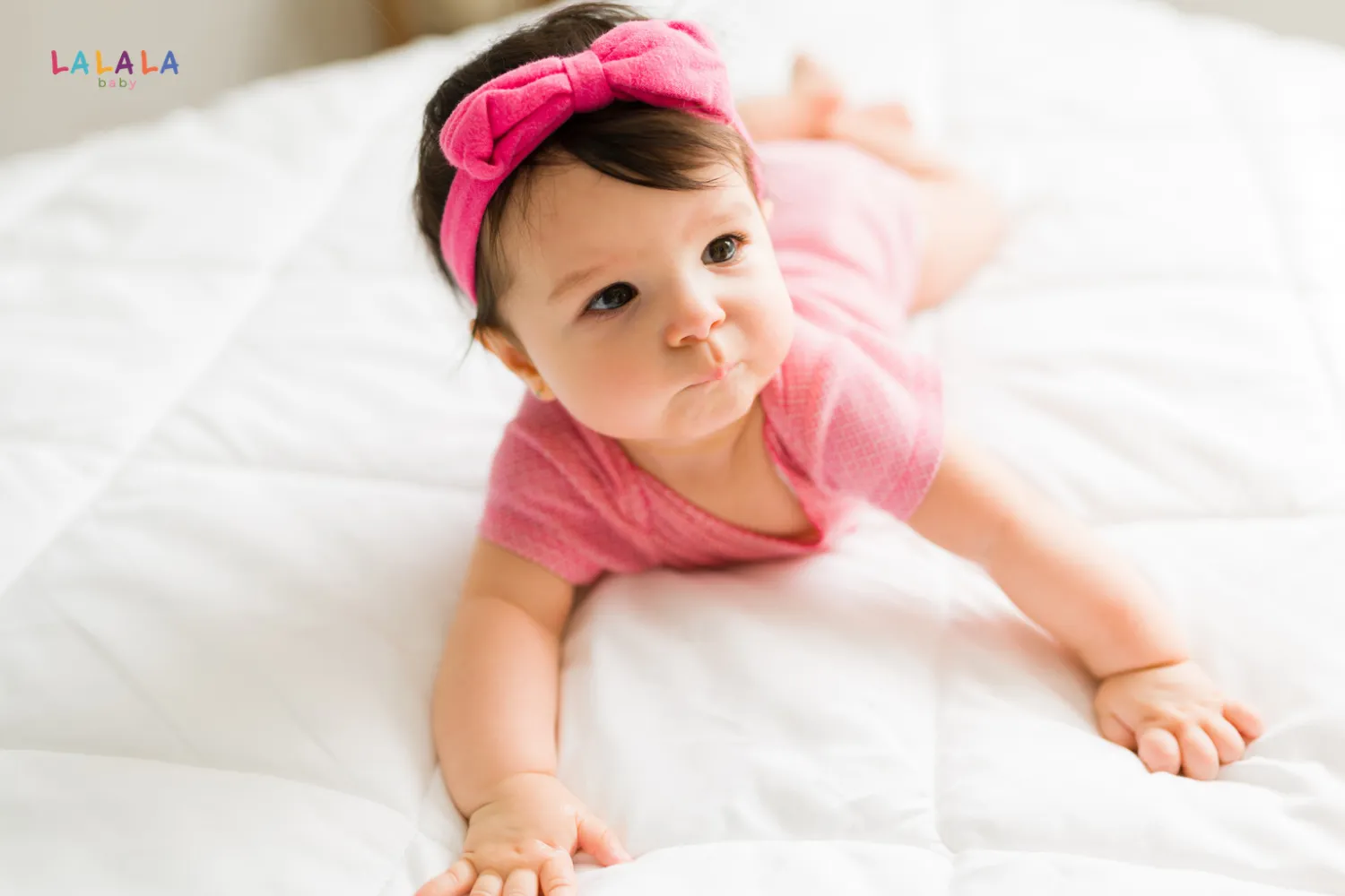 Bé gặp khó khăn trong nâng đầu và thân trong tummytime