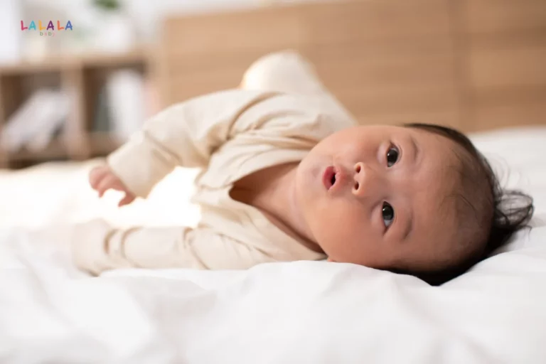 Trẻ bắt đầu biết lật: 10+ điều ba mẹ cần biết để hỗ trợ con