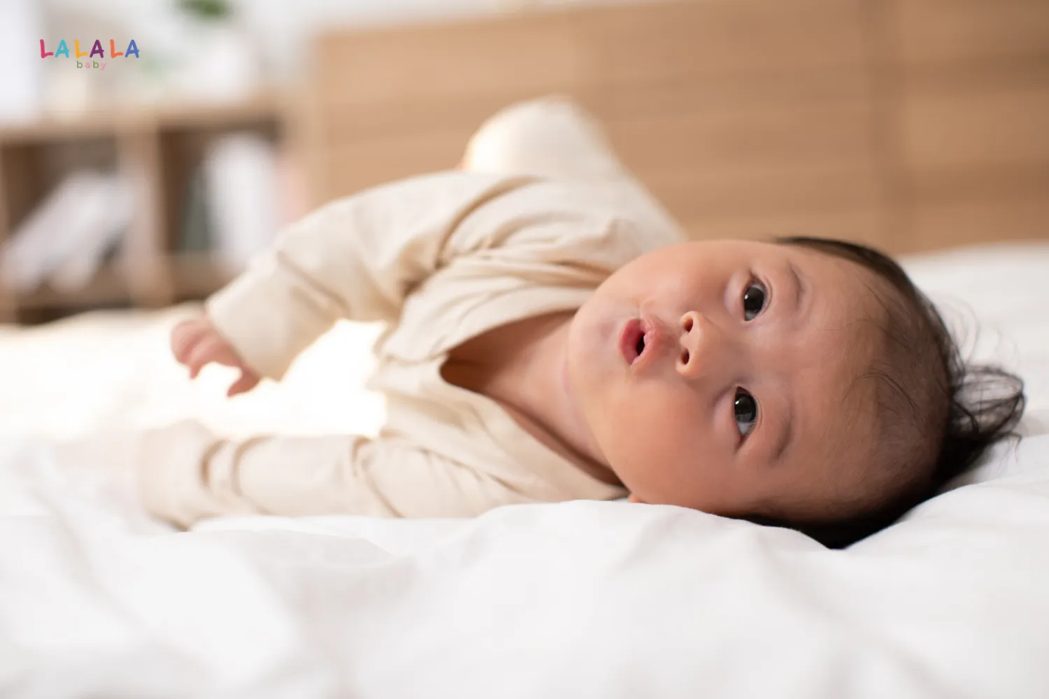 Cho bé nằm sấp khi thức hỗ trợ bé lật nhanh hơn