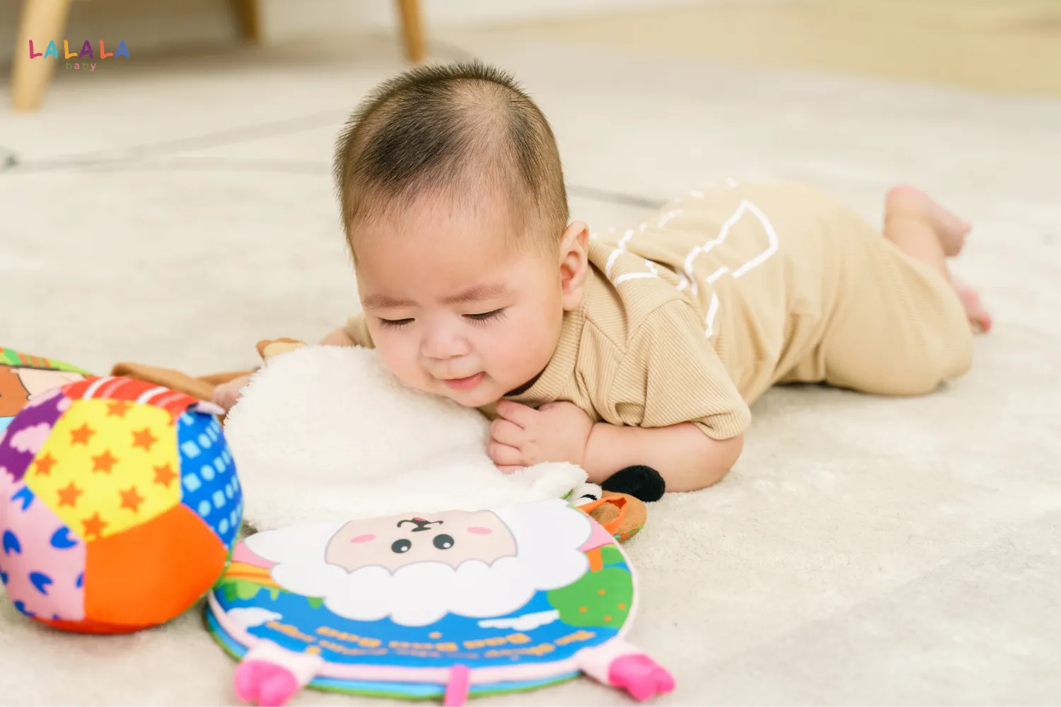 Lật mở sách vải tạo ra nhiều cơ hội để trẻ luyện đôi tay