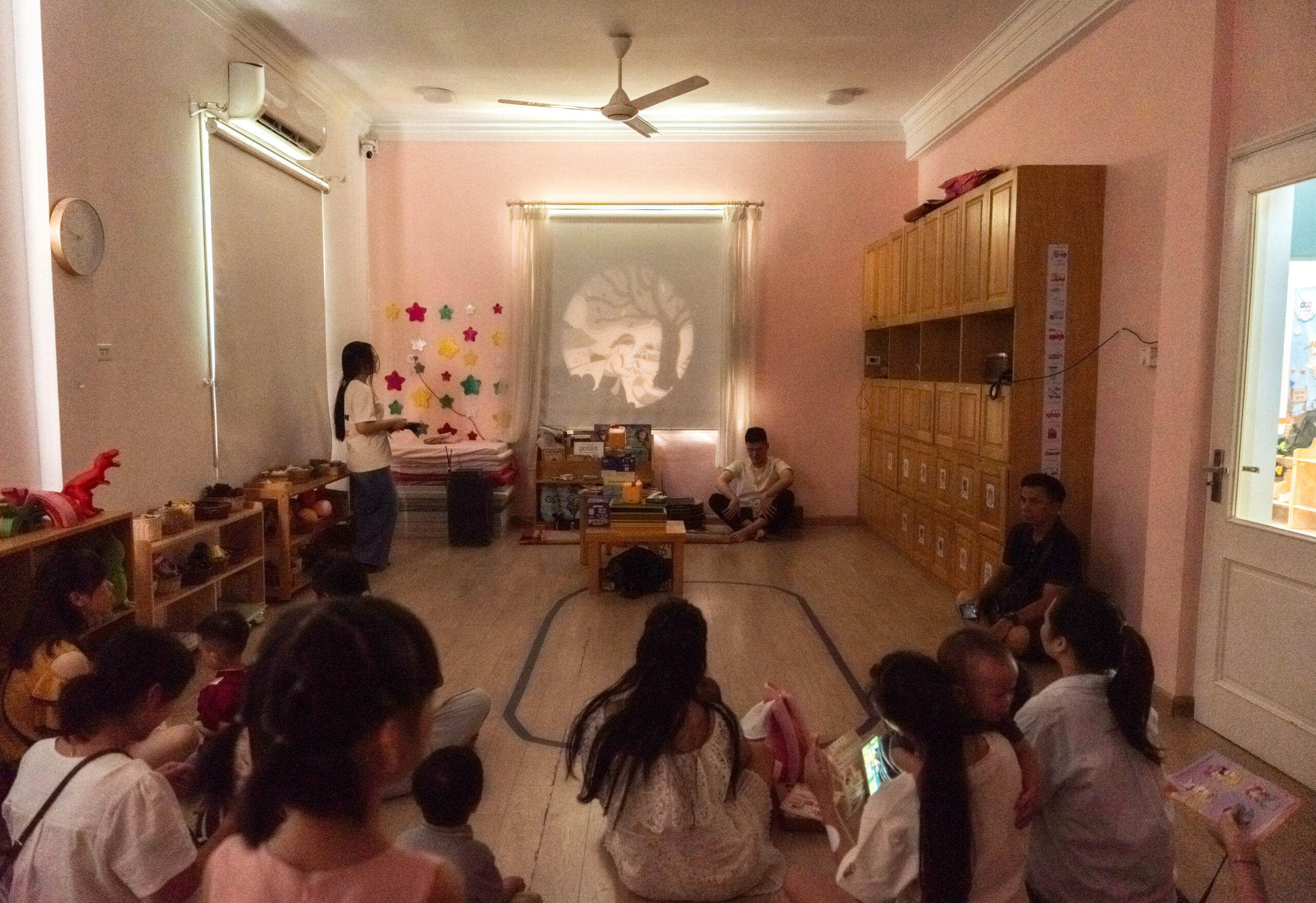 Cùng bước vào rạp chiếu bóng cổ tích, nơi những câu chuyện quen thuộc được kể bằng hình ảnh và ánh sáng Cùng bước vào rạp chiếu bóng cổ tích, nơi những câu chuyện quen thuộc được kể bằng hình ảnh và ánh sáng
