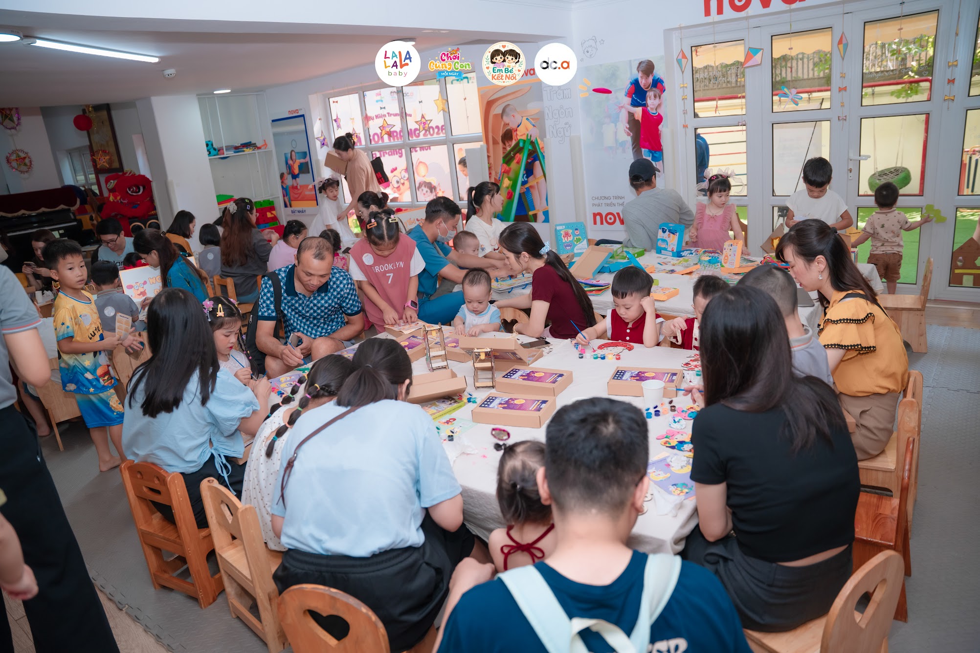 Những đôi tay nhỏ say mê tô màu đèn lồng tại Trạm Khéo léo Những đôi tay nhỏ say mê tô màu đèn lồng tại Trạm Khéo léo