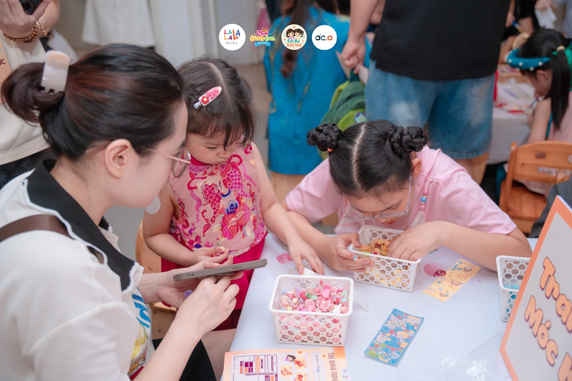 Trạm Sáng tạo – nơi các bạn nhỏ tự tay lựa chọn và trang trí những chiếc móc khóa theo cách riêng của mình Trạm Sáng tạo – nơi các bạn nhỏ tự tay lựa chọn và trang trí những chiếc móc khóa theo cách riêng của mình